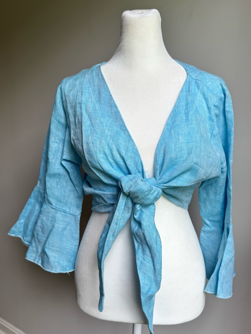 DA-MO Women’s Italian Linen Blouse Tie Front Ruffle Sleeve Medium Light Blue NWT
